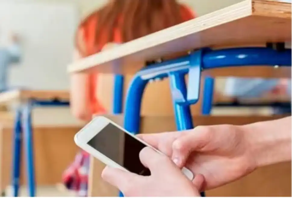 Após a proibição de celulares, governo lança guia para uso responsável de tecnologia nas escolas