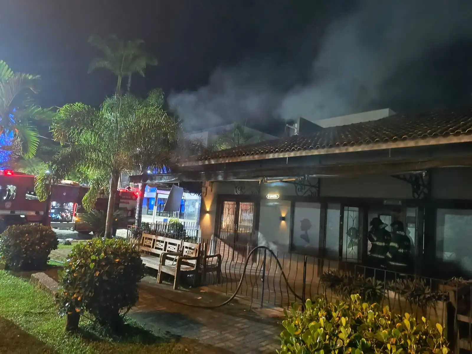 Incêndio em restaurante no centro de Ubatuba mobiliza bombeiros