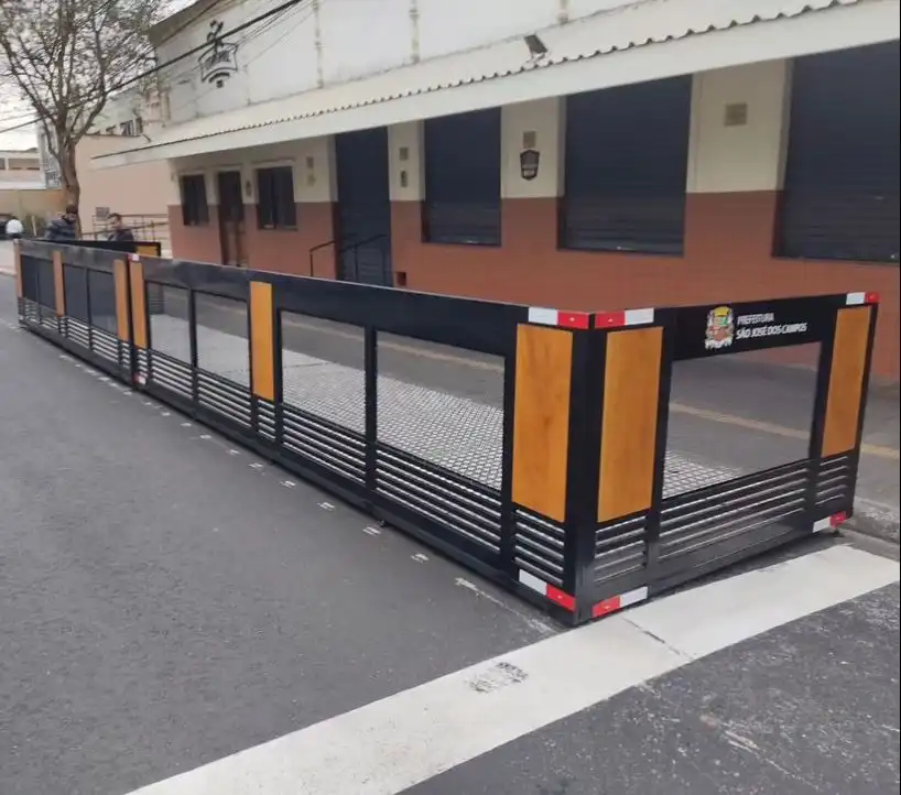 Começam a ser instalados parklets para expansão das áreas de bares e restaurantes
