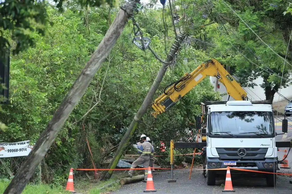 Temporal e ventos fortes atingem ao menos 35 cidades no Rio Grande do Sul