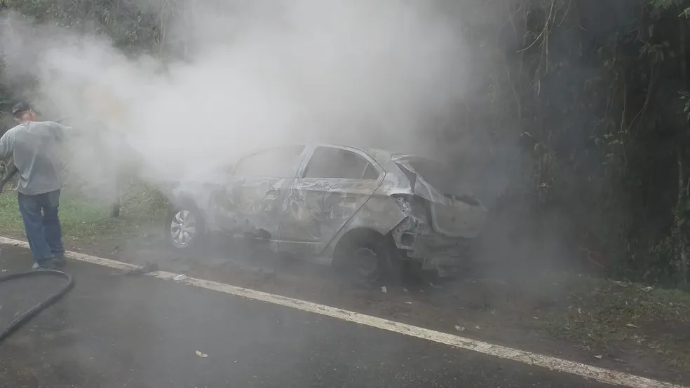 Carro é incendiado após ataque a banco em Paraibuna