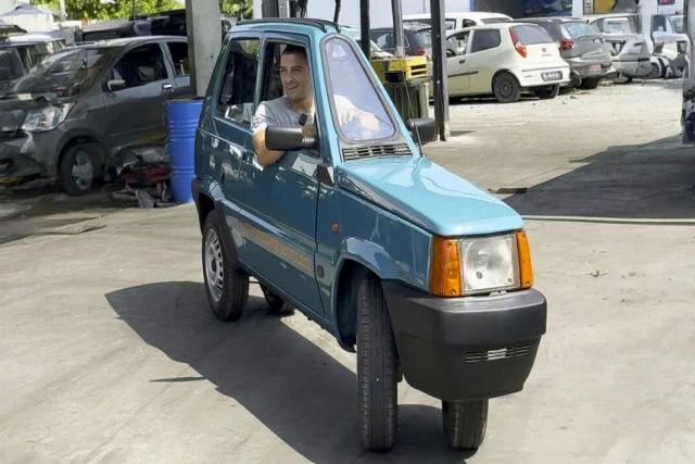 Mecânico italiano viraliza ao criar carro mais estreito do mundo