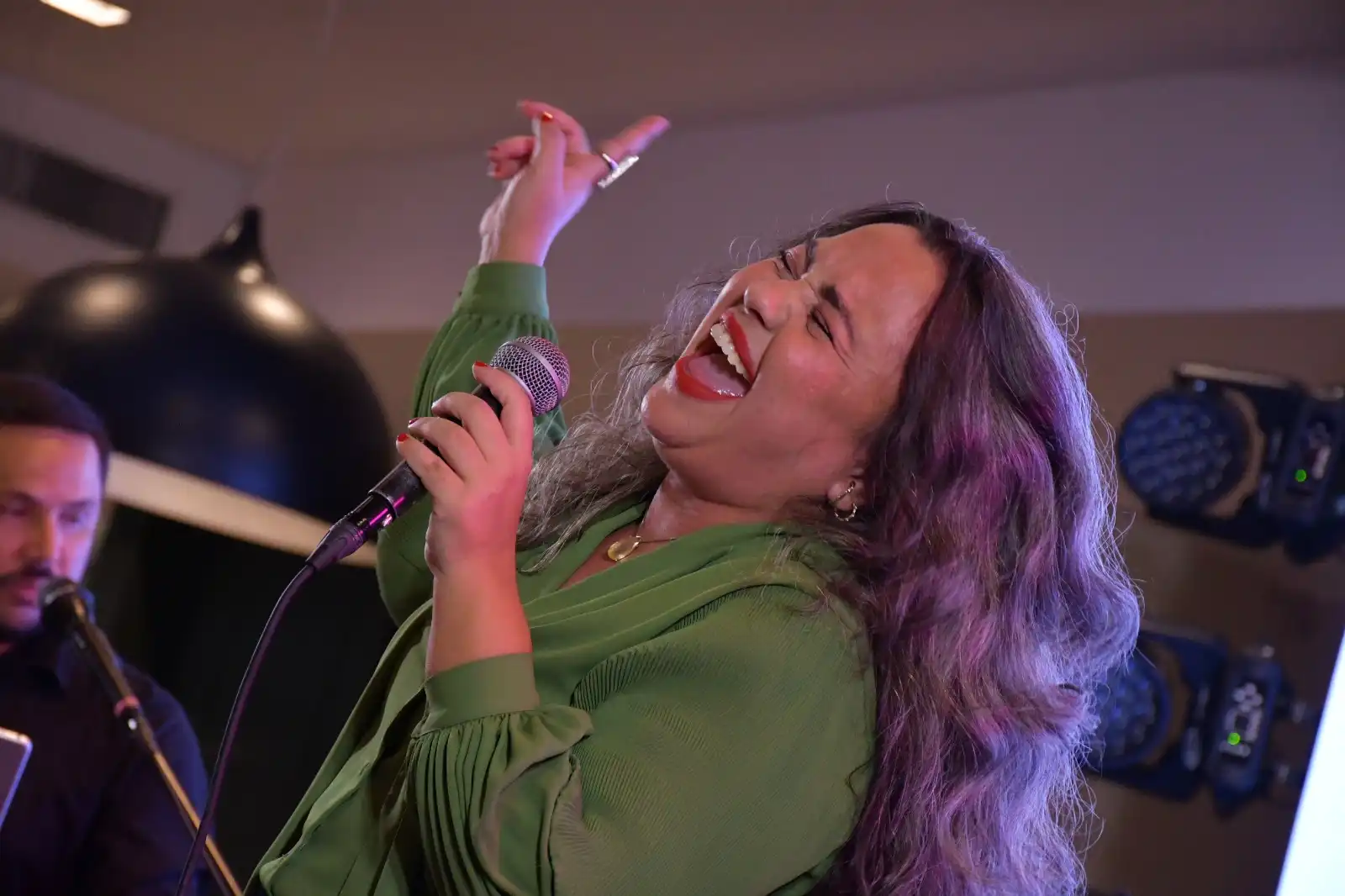 Colinas Music do Dia das Mulheres com show de Maysa Ohashi com tributo a Elis Regina