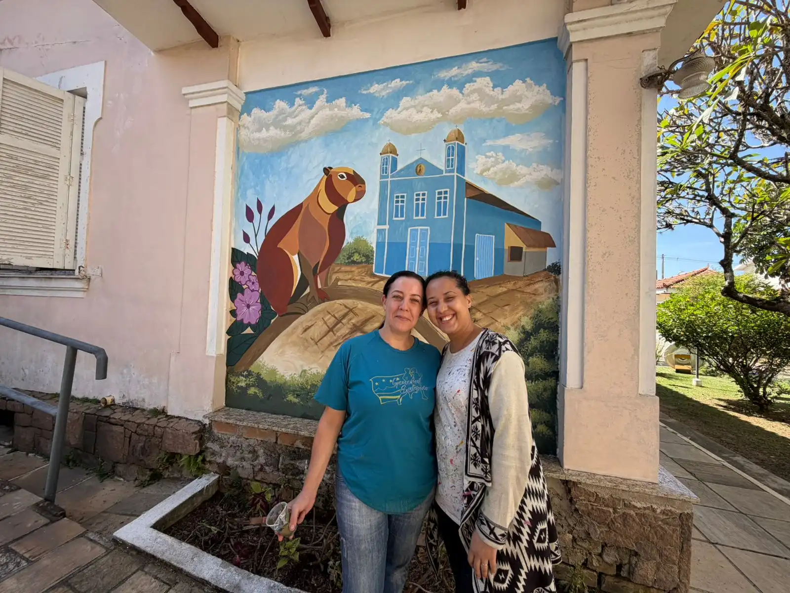 Artistas pintam paredes da Prefeitura de Caçapava para o aniversário da cidade