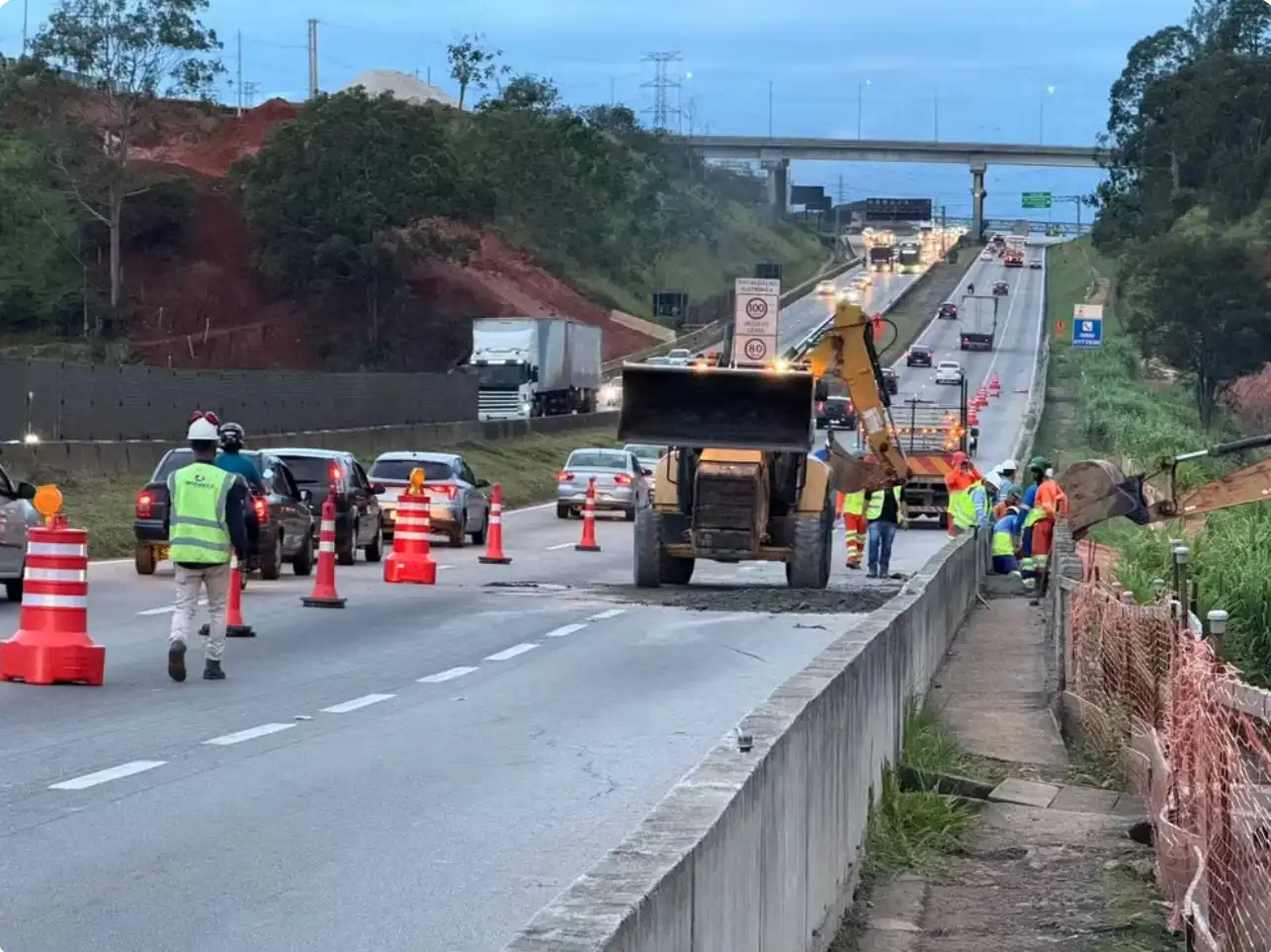 Erosão na Via Dutra provoca interdição no km 146, em São José dos Campos, após chuva intensa, com congestionamento de até 7 km