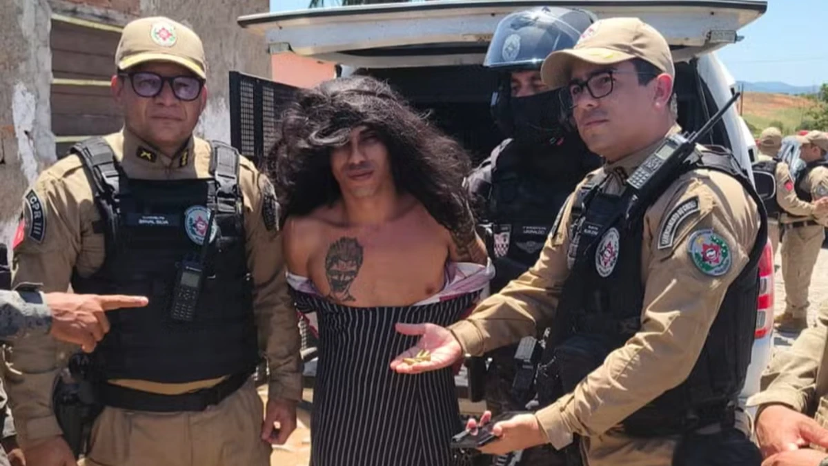 Homem é preso vestido de mulher e diz ter matado cerca de 80 pessoas
