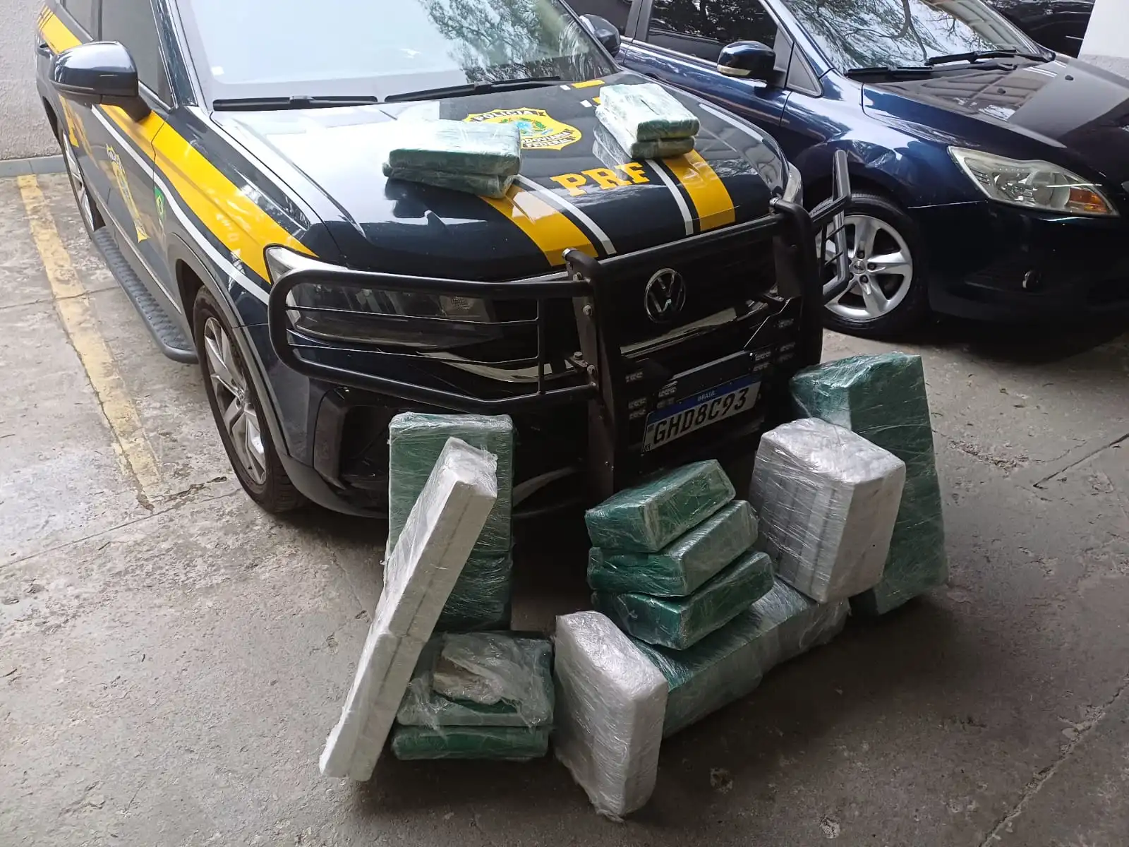 Homem é preso transportando mais de 100 kg de drogas na Dutra em Caçapava