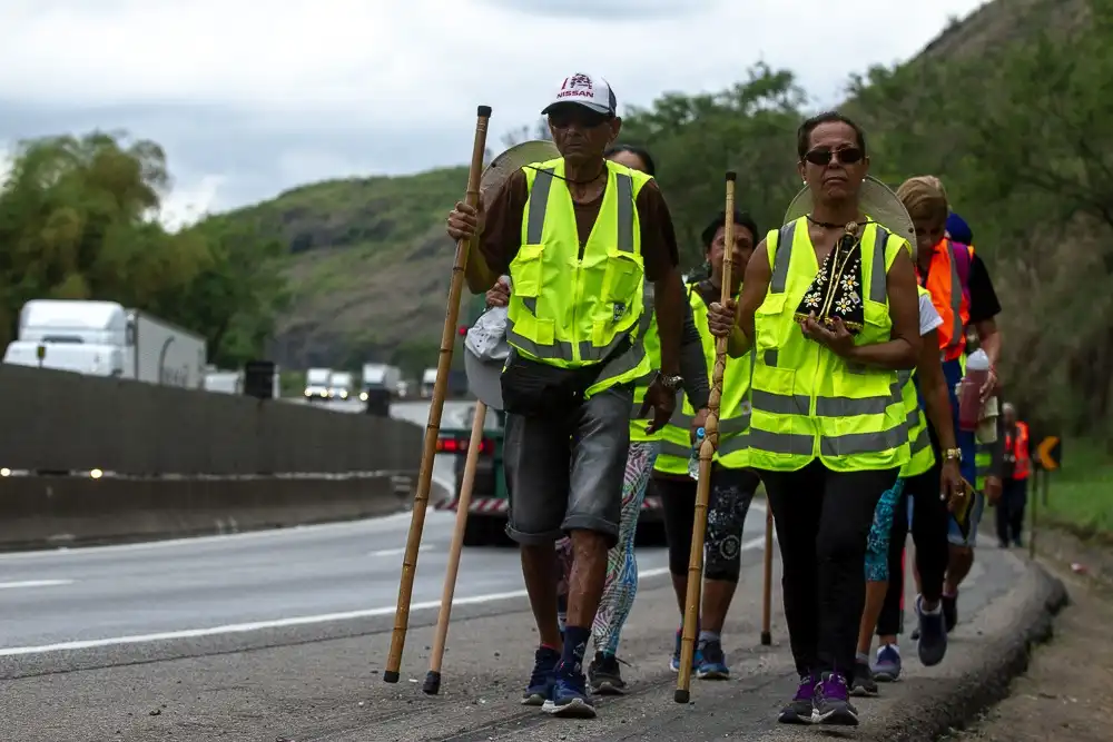 Romeiros lotam a Dutra a caminho do Santuário de Aparecida no feriado de 12 de outubro