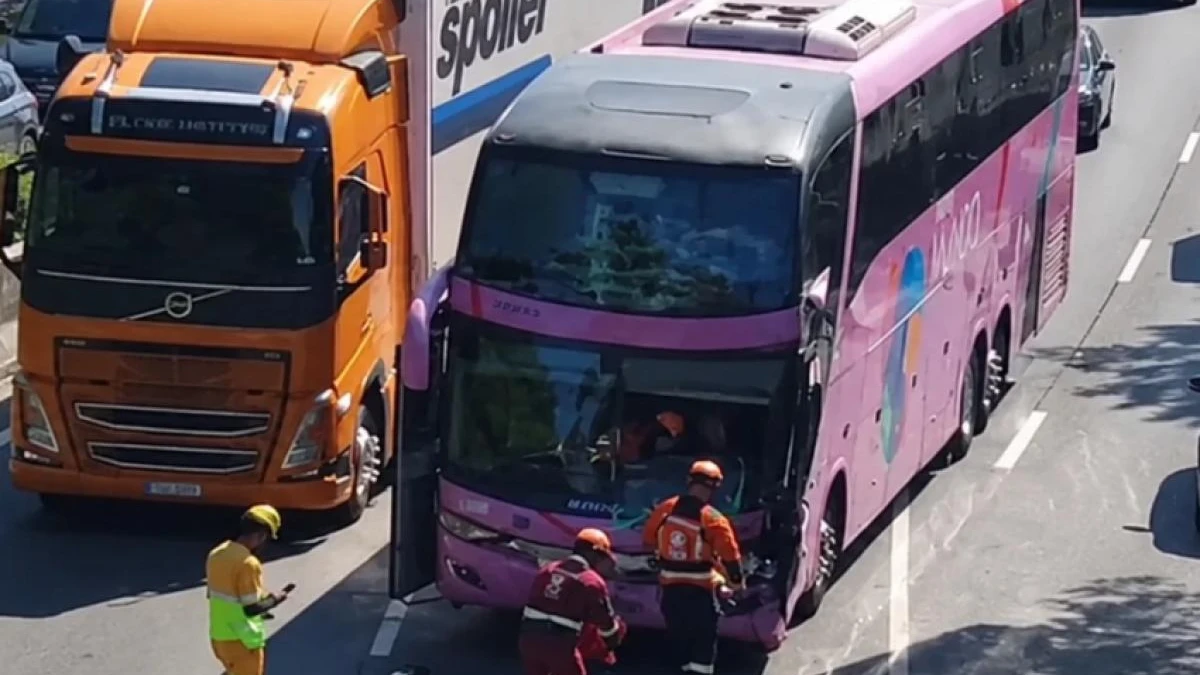 Colisão entre ônibus e carreta deixa motorista ferido e trava trecho da Dutra