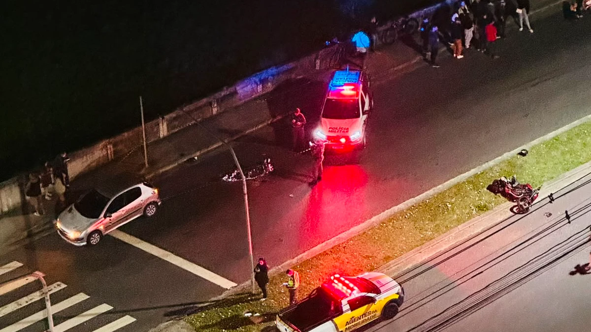 Jovem de 20 anos morre após colisão entre moto e ônibus na Linha Verde