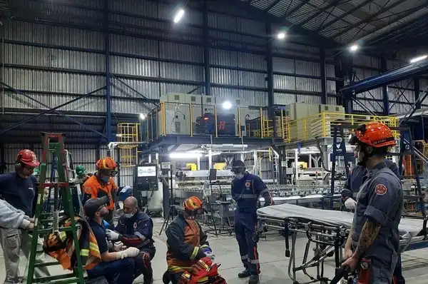 Bombeiros socorrem homem que ficou com a mão presa em máquina em São José