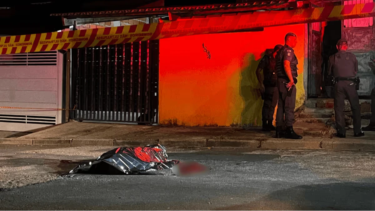 Homem morre após ser esfaqueado pela companheira durante briga em