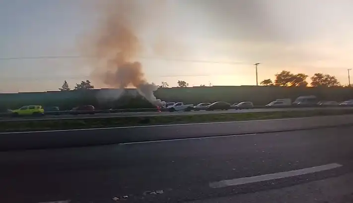 Incêndio atinge caminhonete na Tamoios e mobiliza bombeiros em São José  