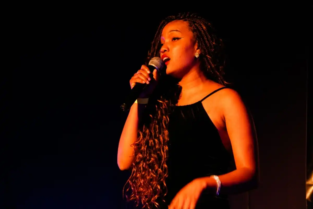 Sara Braz, campeã brasileira de karaokê, faz show no Vicentino Bar
