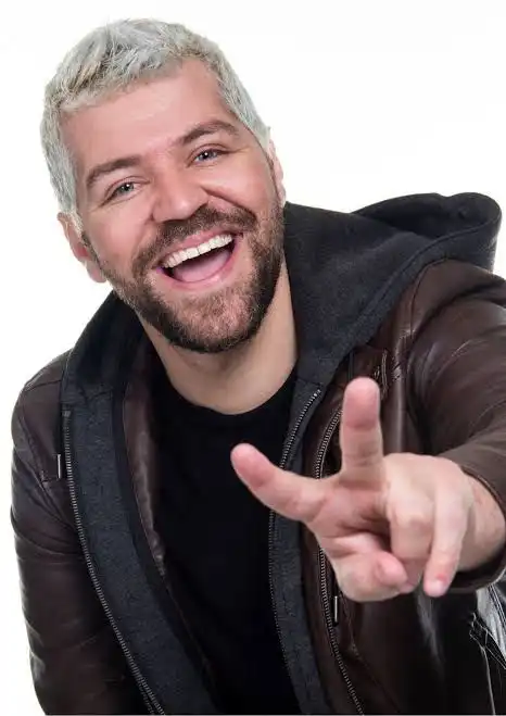 Honey Comedy apresenta stand up com Victor Sarro e Bruninho Mano em 18 de dezembro