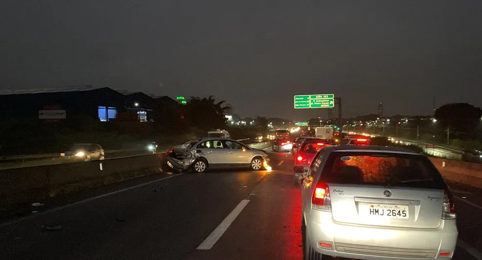 Acidente causa lentidão na Via Dutra no trecho de São José