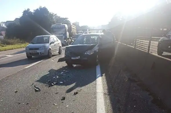Colisão entre três carros causa lentidão na Via Dutra, em Taubaté