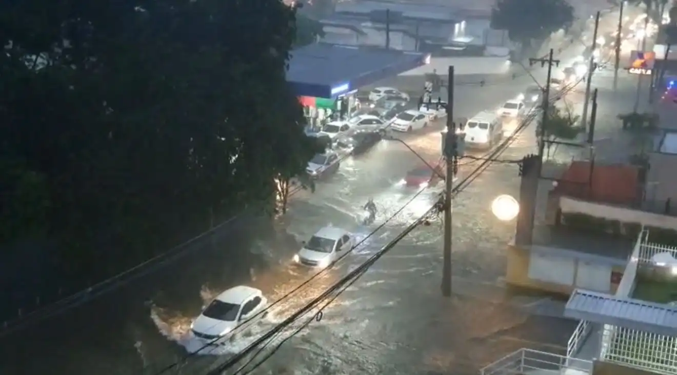 Tempestade provoca alagamentos e deixa rastro de transtornos em São José dos Campos