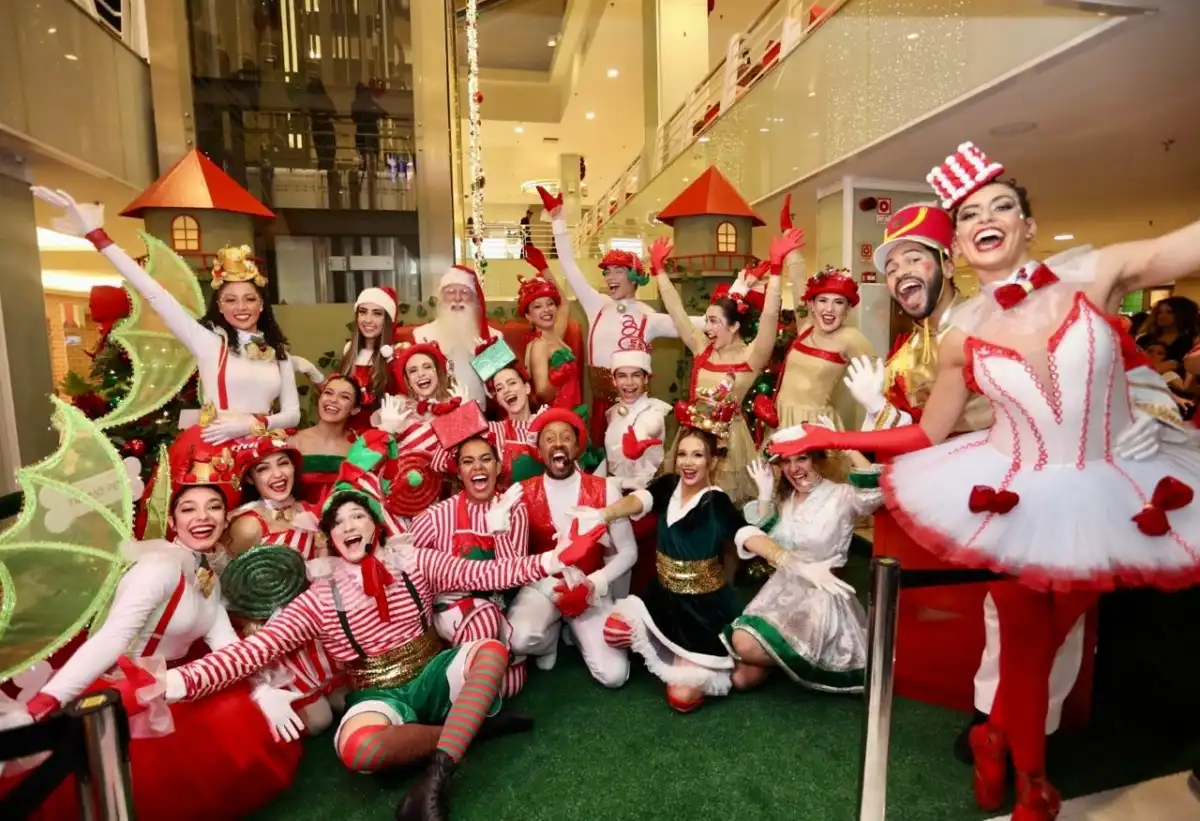 Esquilos alegram a chegada do Papai Noel no CenterVale Shopping