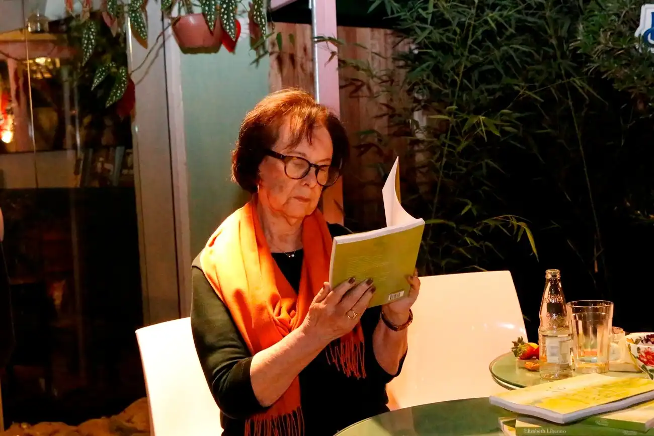 Noite de Autógrafos do Lançamento do livro "Multiversos e Universos" de Elizabeth Liberato