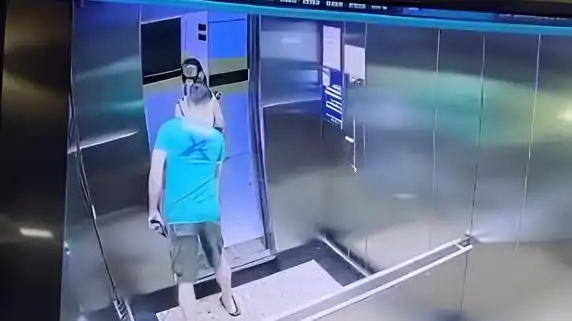 Homem passa a mão em partes íntimas de mulher em elevador comercial