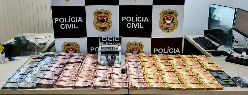 Polícia apreende R$ 143 mil em casa de suspeito por tráfico de drogas