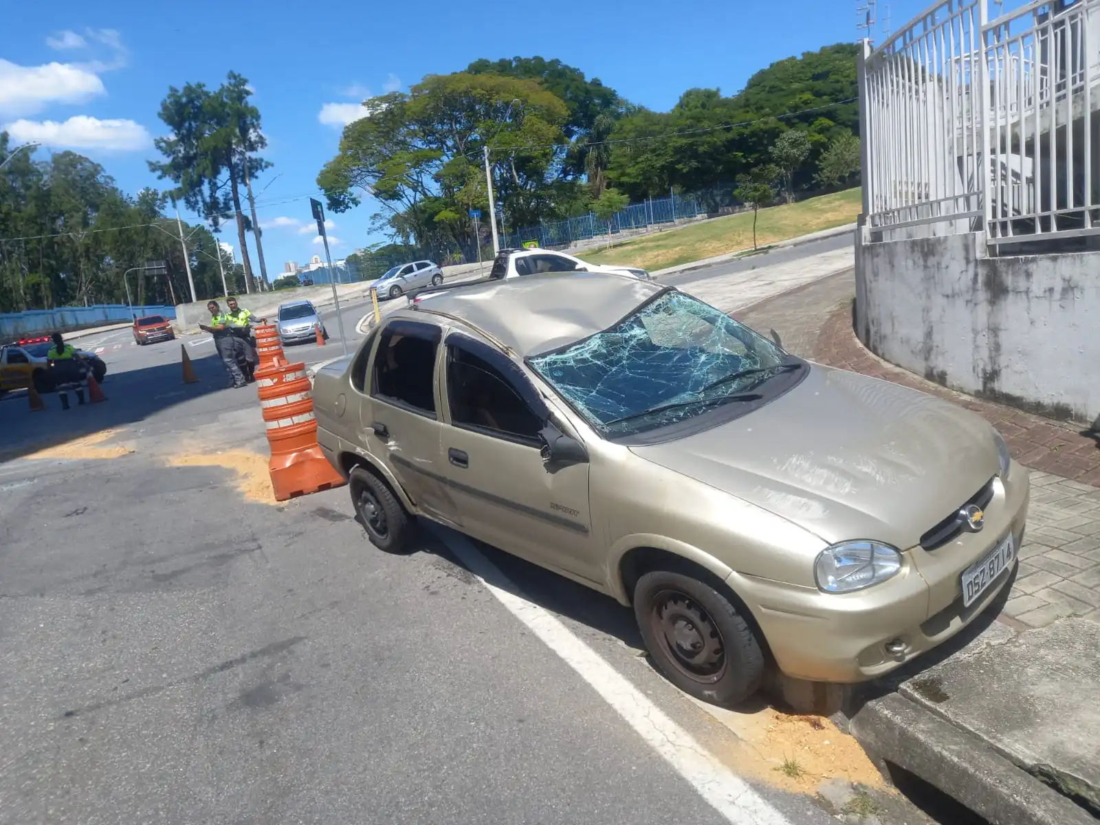 Capotamento é registrado no Jd. América após colisão