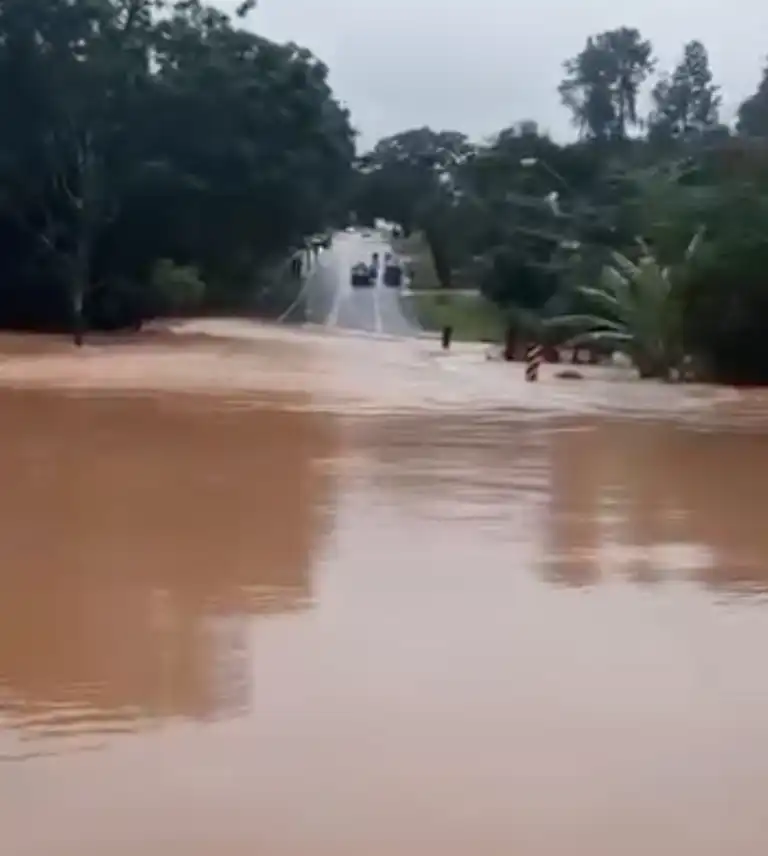 Ponte entre Lorena e Piquete é invadida pela água após forte chuva