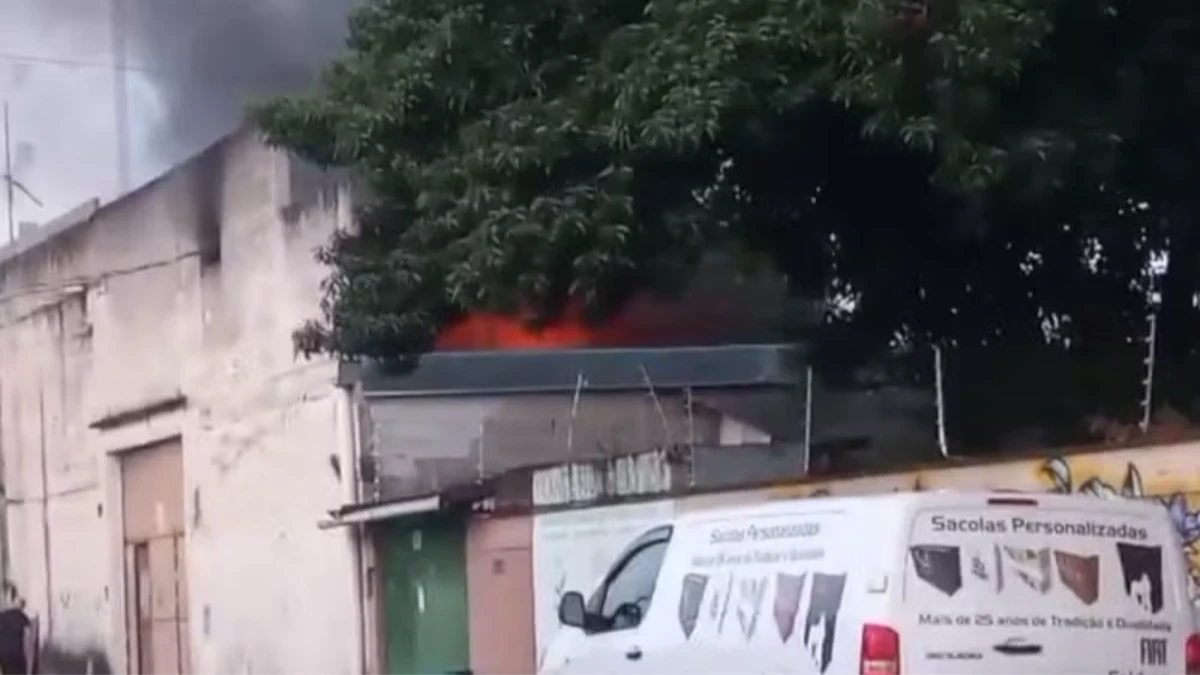 Incêndio atinge fábrica de papel e mobiliza Bombeiros