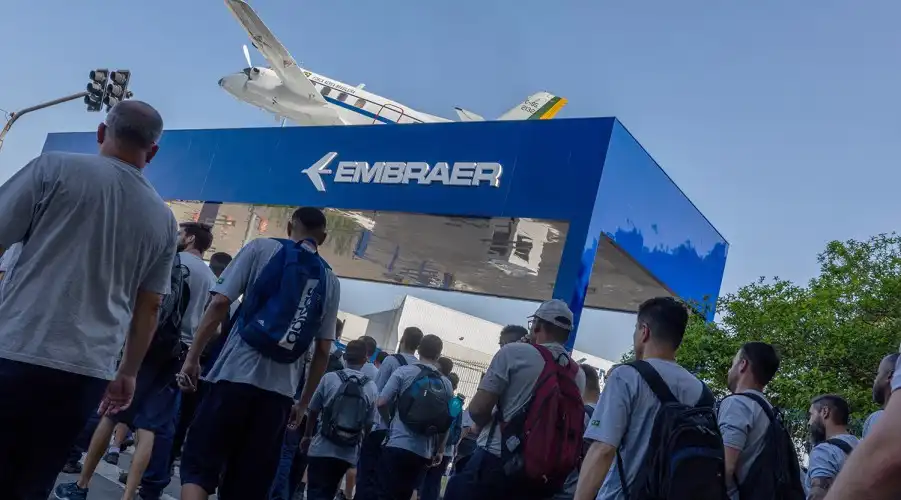 Os trabalhadores da Embraer não aceitam a volta ao trabalho presencial e devem se reunir em assembleia amanhã