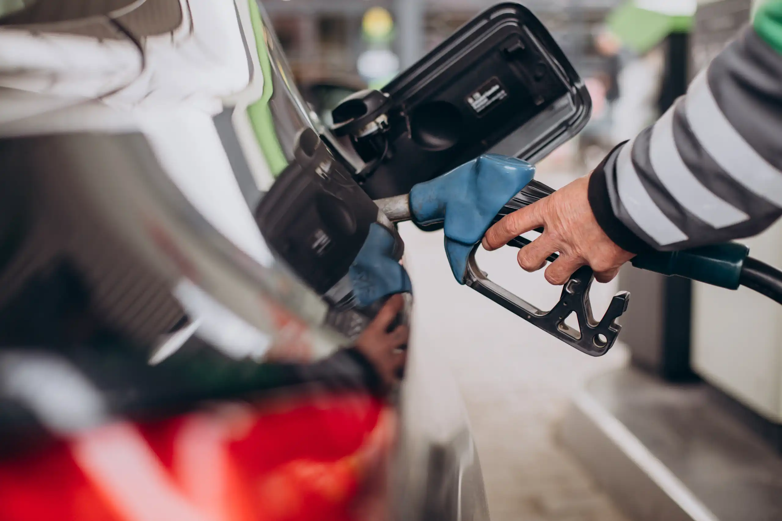 Confira o antes e depois dos preços de combustíveis e gás de cozinha depois da redução da Petrobras