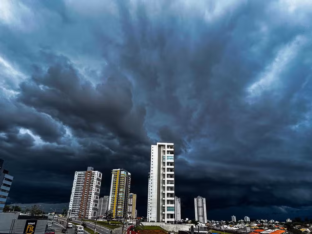 Alerta do Inmet prevê chuva de até 100 mm e ventos de 100 km/h no Vale do Paraíba