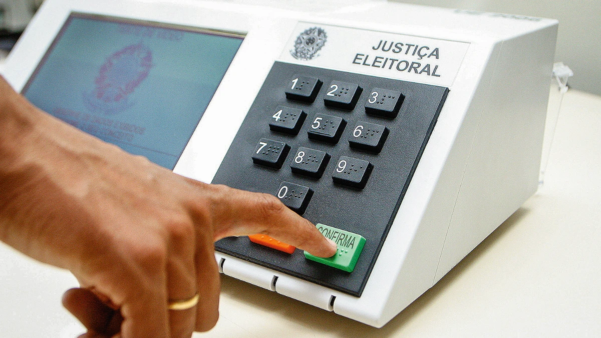 Brasileiros no exterior dão vitória a Lula em 31 países; Flávio Bolsonaro vence em 12