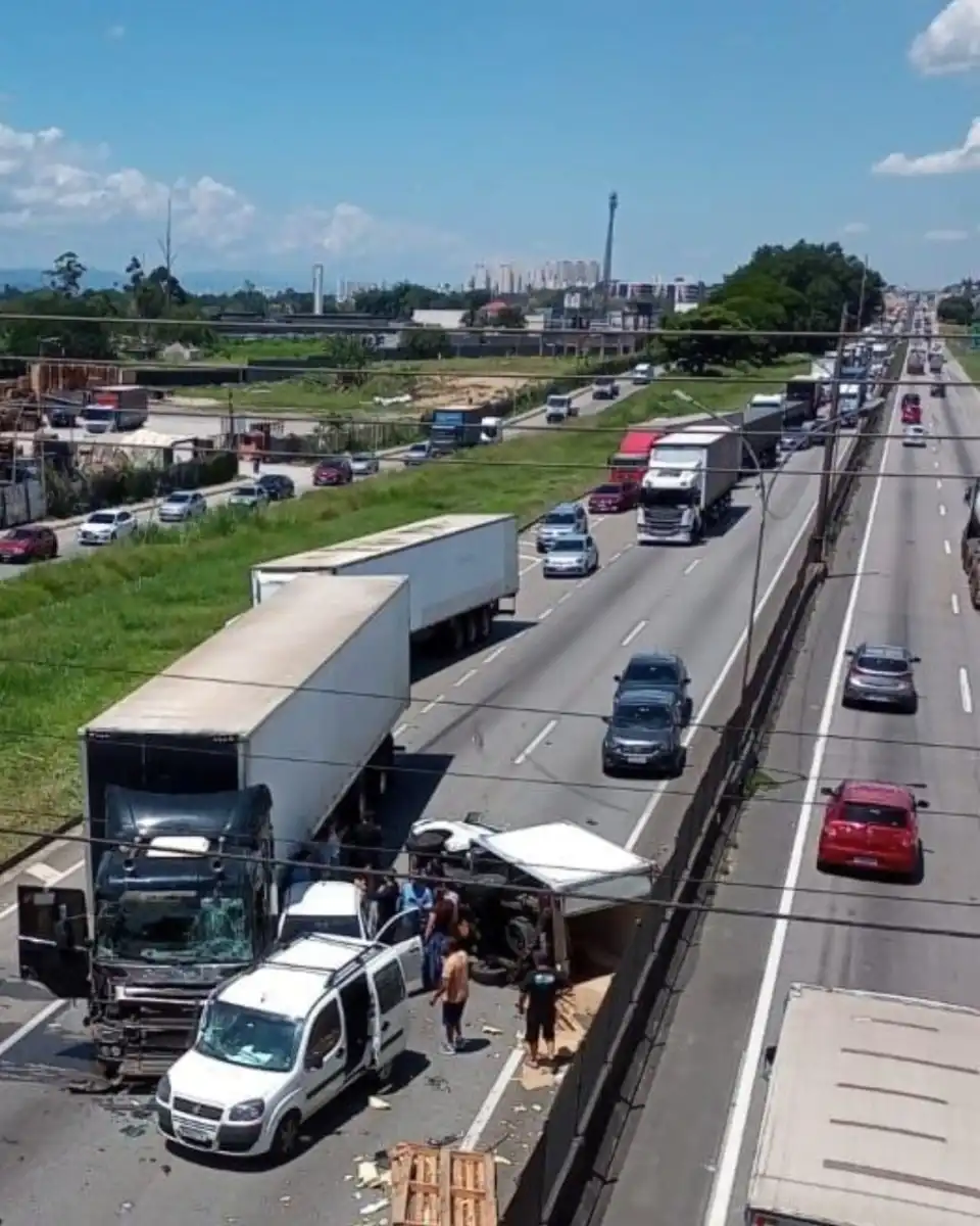 Caminhão, carreta e dois carros colidem na Dutra em Jacareí