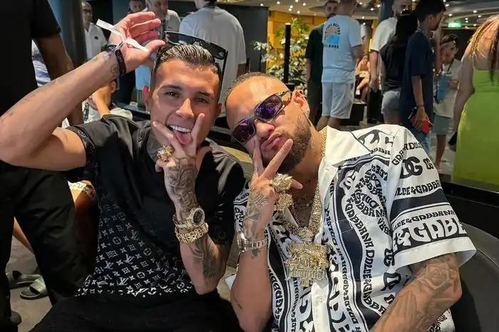 Neymar e Zé Felipe já usaram corrente de MC Paiva apreendida pela PF
