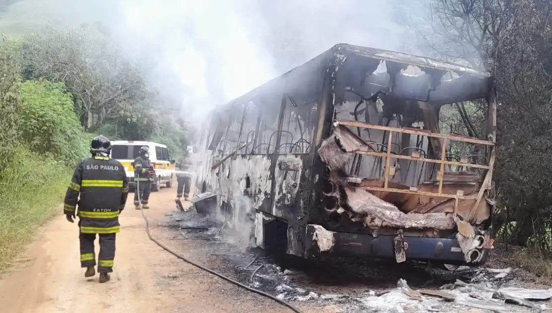 Ônibus do transporte público pega fogo em Guaratinguetá
