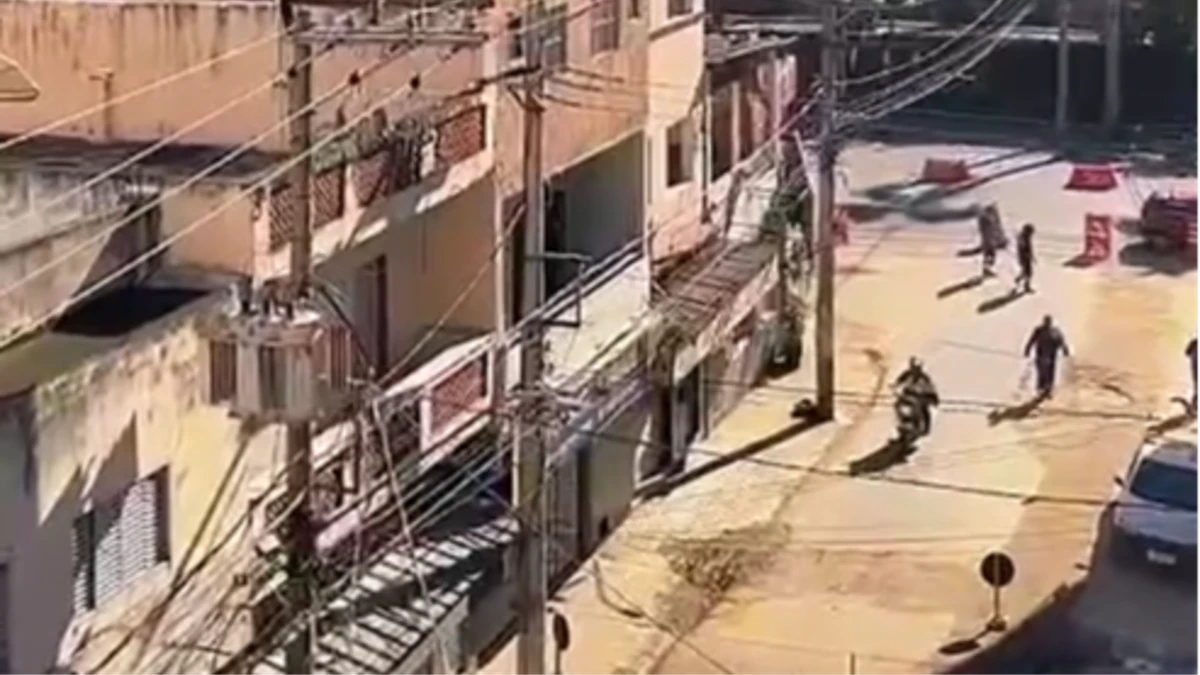 Motociclista ignora rua interditada, tenta frear e cai em buraco em Aparecida