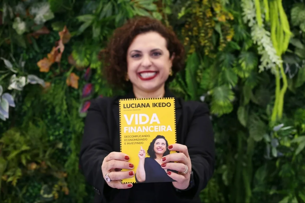 Escritora e especialista em finanças, Luciana Ikedo, participa da Bienal do Livro em São Paulo