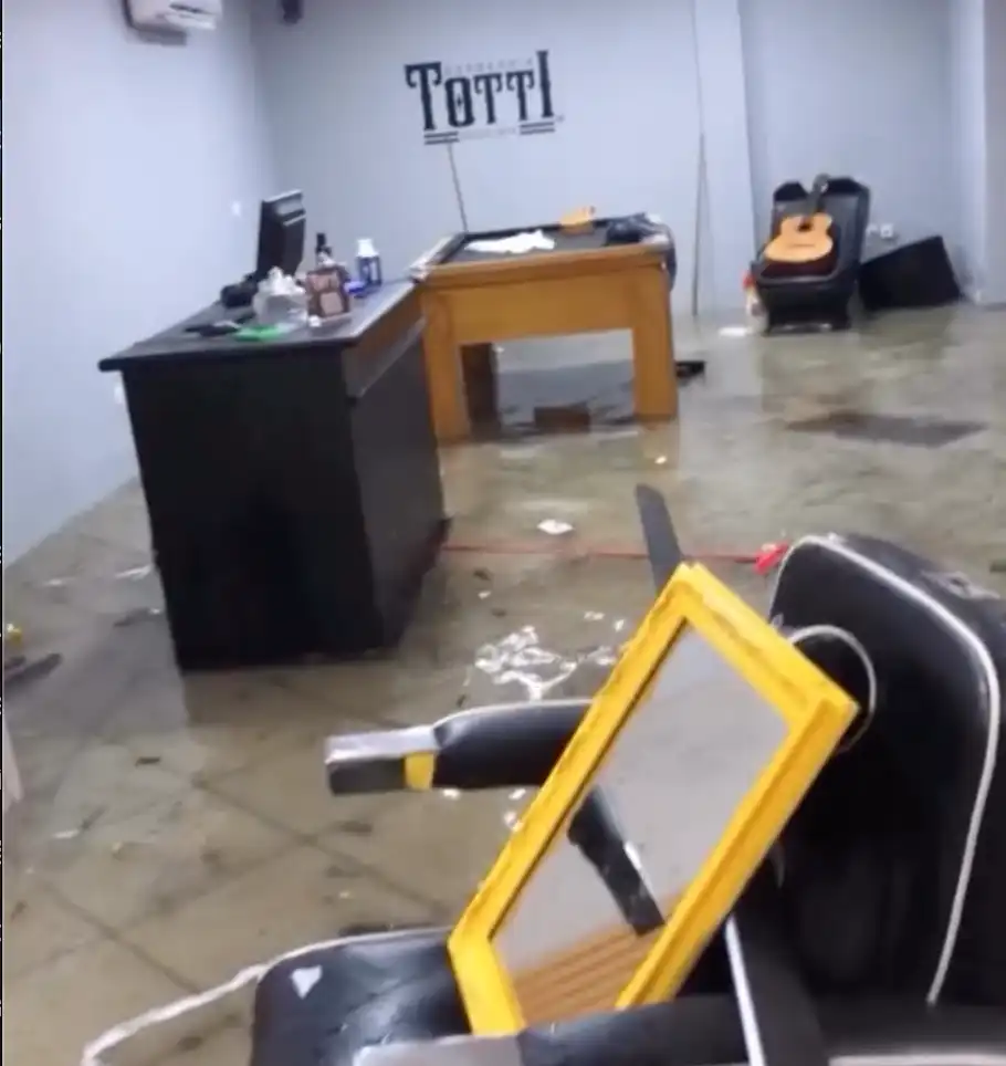 Temporal transforma barbearia em “rio” e revolta comerciante em São José dos Campos