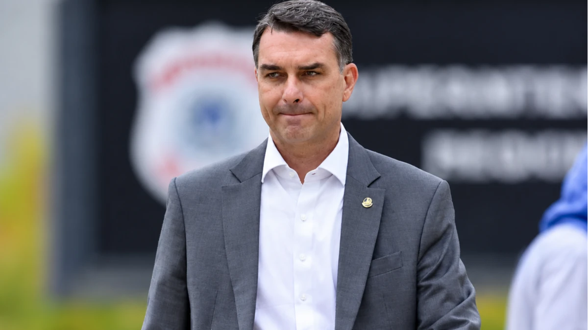 Flávio Bolsonaro está em avião rumo aos EUA, dizem aliados