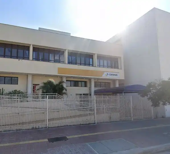 Correios suspendem coleta de roupas para o RS, mas continuam com água e comida