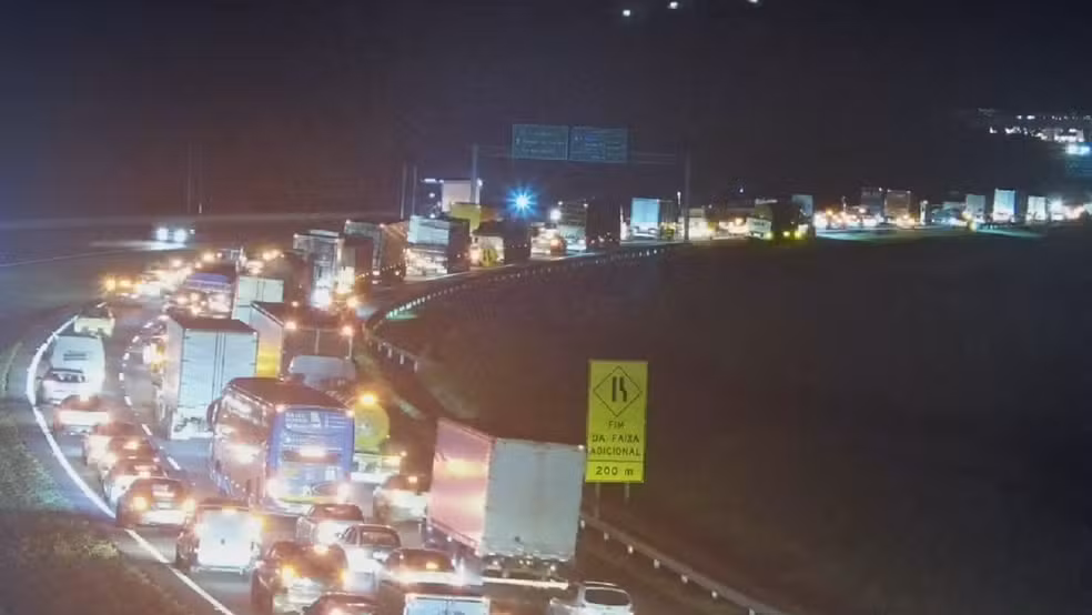 Engavetamento em túnel deixa feridos e congestiona vias da região