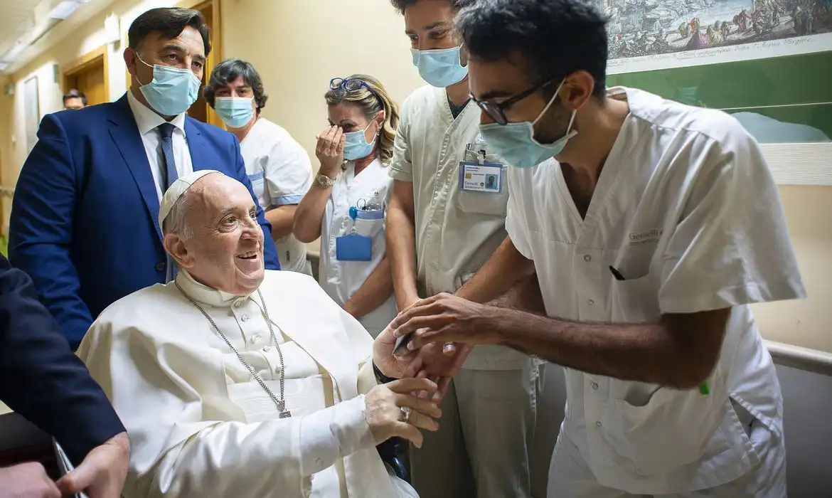 Segundo Vaticano, Papa Francisco recebe alta neste sábado (1)