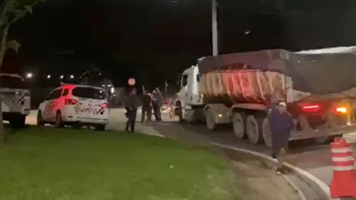Menino de 11 anos é atropelado por carreta e fica em estado grave