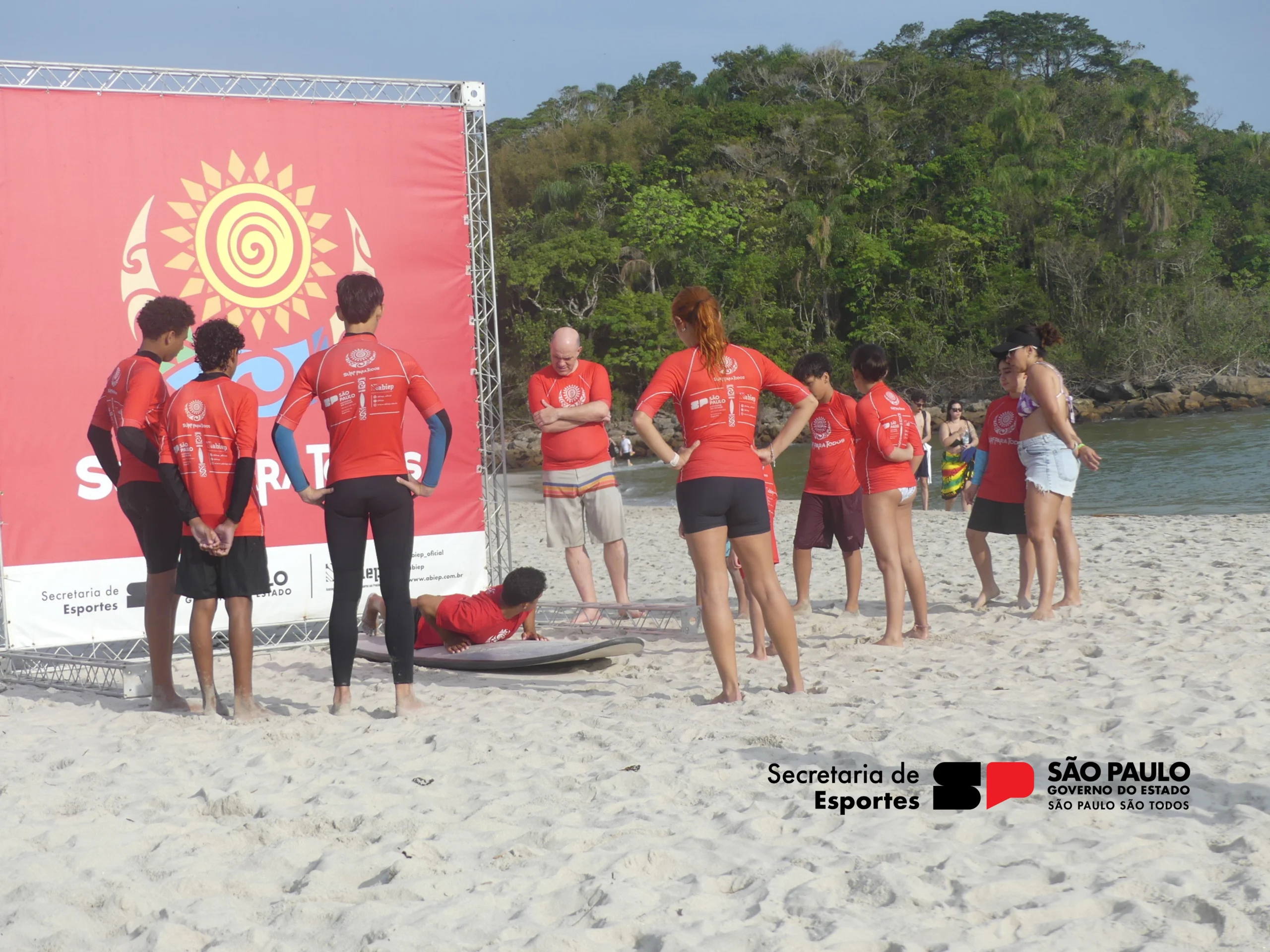 Surf para Todos oferece aulas gratuitas em Maresias, de quinta a domingo 
