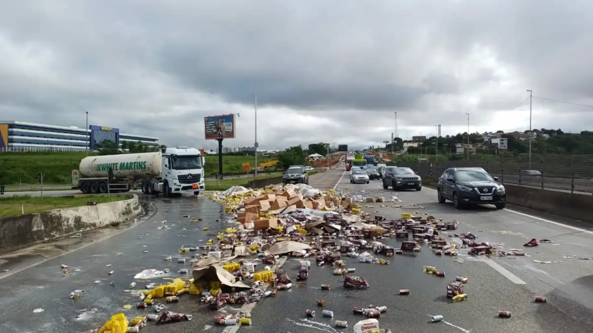 Queda de carga de cerveja e panetone provoca trânsito na Dutra em Jacareí