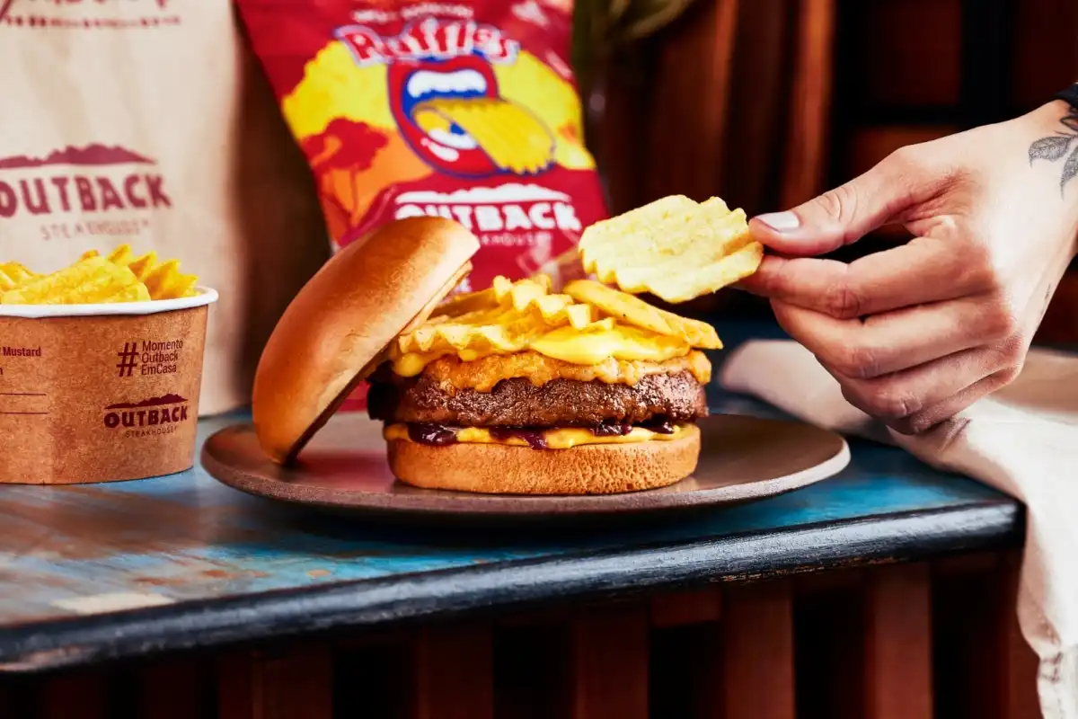 Outback lança burger exclusivo sabor costela barbecue em parceria com Ruffles