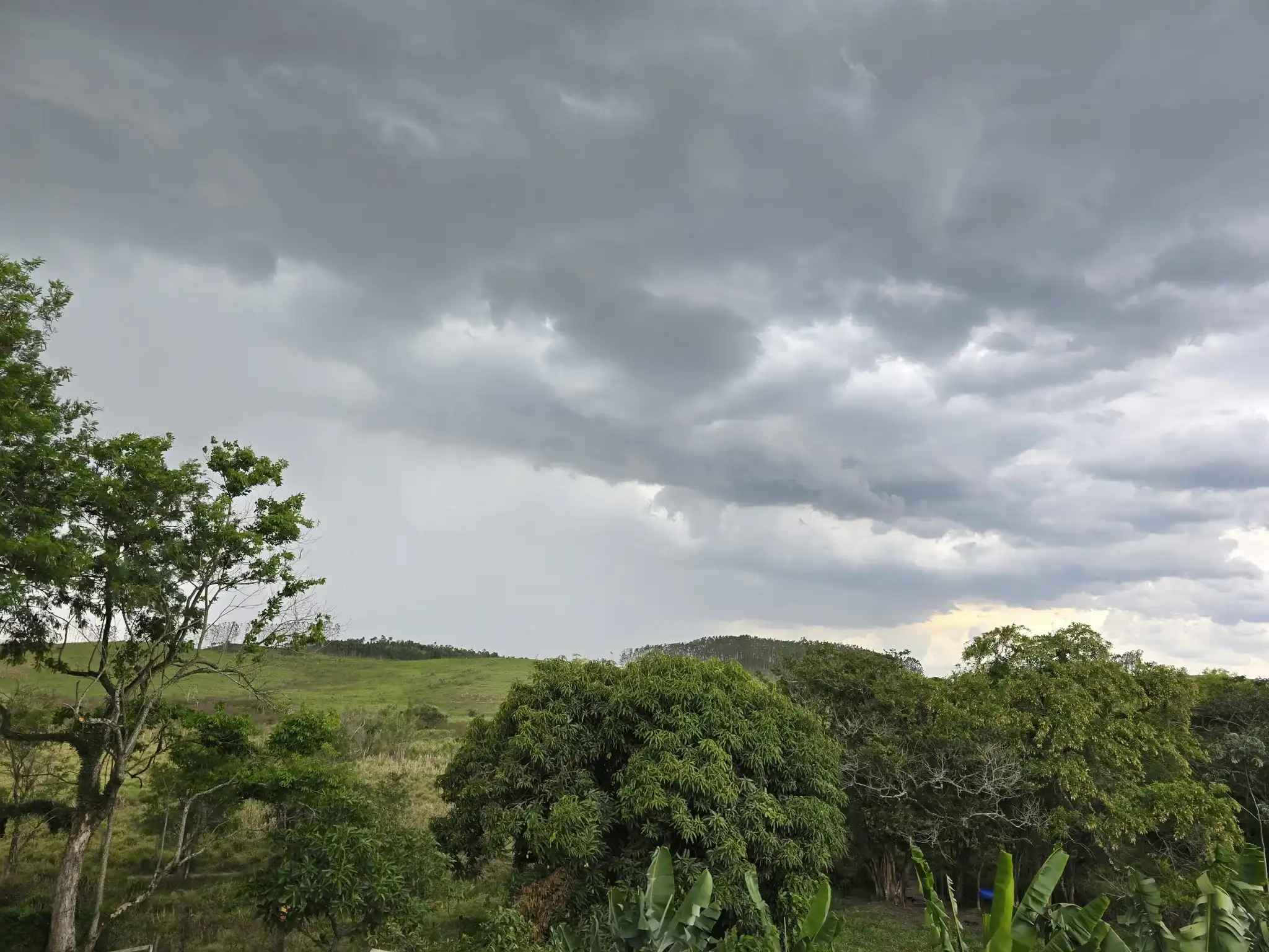 Chuva volta ao Vale do Paraíba e calor começa a diminuir 