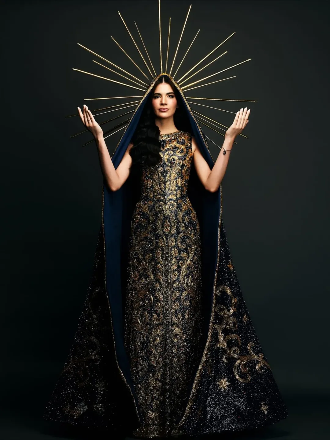 Miss Brasil desfila vestida em homenagem a Nossa Senhora Aparecida 