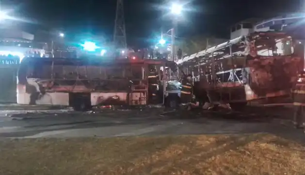 Ônibus e micro-ônibus são incendiados em Jacareí; um homem foi preso 